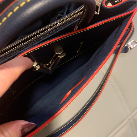 Louis Vuitton EPI Twist tote - Picture 15 of 17